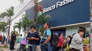 Crisis en Bolivia: autoridades intervienen uno de los bancos más grandes y clientes protestan con toma de sedes