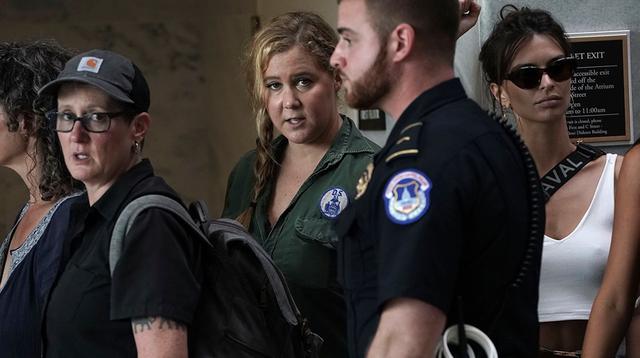 Amy Schumer fue detenida junto con cientos de otros manifestantes en una protesta en contra de la confirmación del nominado a la Corte Suprema, el juez Brett Kavanaugh. (Foto: Agencias)