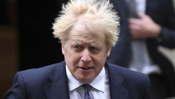 El primer ministro británico, Boris Johnson, abandona el número 10 de Downing Street para asistir a la reunión semanal del gabinete en Londres el 13 de octubre de 2020. (Foto de Daniel LEAL-OLIVAS / AFP).