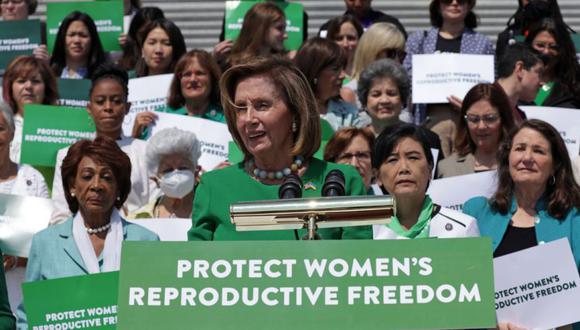 La presidenta de la Cámara de Representantes de Estados Unidos, Nancy Pelosi (D-CA), durante un evento de prensa sobre el derecho reproductivo frente al Capitolio de los Estados Unidos en Washington, DC.