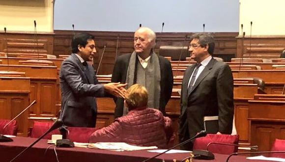 Gilbert Violeta y Juan Sheput llegaron a la sesión de la Comisión Permanente después de haber sido cancelada "intempestivamente". (Foto: Twitter @PPKbancada)