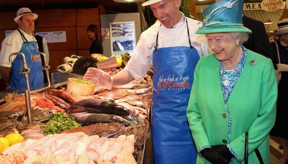 Las normas le exigen a la reina Isabel II del Reino Unido seguir una dieta muy estricta. (Foto: AFP)