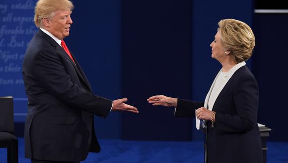 En esta foto de archivo tomada el 9 de octubre de 2016, la candidata presidencial demócrata estadounidense Hillary Clinton y el candidato presidencial republicano estadounidense Donald Trump se dan la mano después del segundo debate presidencial en la Universidad de Washington. (Foto: Robyn Beck / AFP).