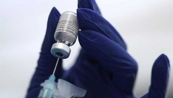 Un enfermero prepara una dosis de la vacuna de Pfizer contra el coronavirus. REUTERS