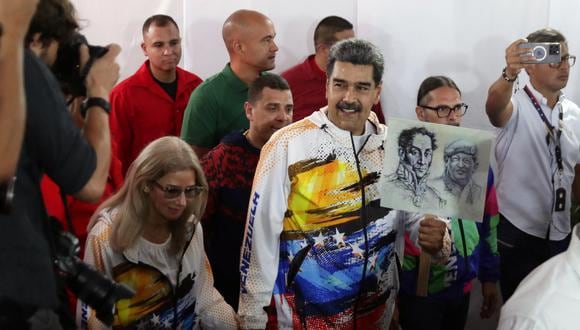 El presidente de Venezuela, Nicolás Maduro, acompañado de su esposa, Cilia Flores, llega al Consejo Nacional Electoral (CNE) para hacer oficial su candidatura a las presidenciales del próximo 28 de julio. (EFE/ Rayner Peña R.).