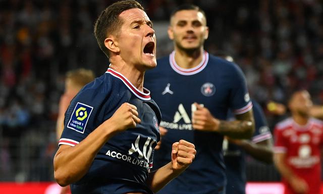 PSG venció 2-4 al Stade Brestois en condición de visitante y sigue líder en la Ligue 1. | Foto: AFP