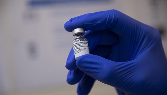 El Gobierno anunció que muy pronto se iniciará la vacunación COVID-19 a adolescentes con comorbilidades. (Foto: AFP)