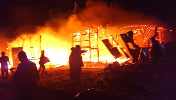 Las familias afectadas por el incendio pasaron la noche en viviendas de sus familiares cercanos. Foto: Andina