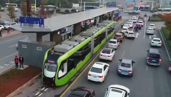 Tranvía es una combinación de autobús largo con tren, ya que no usa rieles y viaja sobre el asfalto. (Imagen: YouTube)
