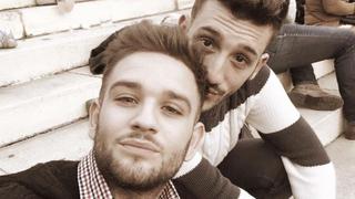 Jonás y Álvaro, la pareja gay que encanta con su canto