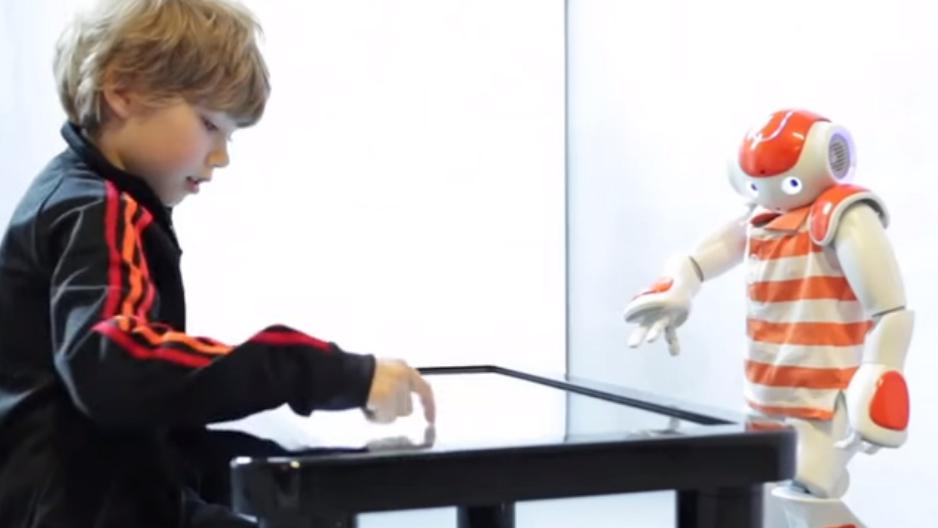 Es importante vincular en la programación y la robótica a los niños desde el pre-escolar. En la imagen está Charlie, un robot capaz de socializar con niños diabéticos. Foto: Captura de YouTube