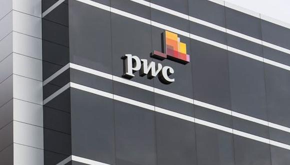 Logo de PwC en un edificio de la consultora.