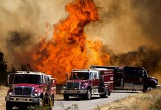 Bomberos de California batallan con un incendio al este de Los Ángeles | FOTOS