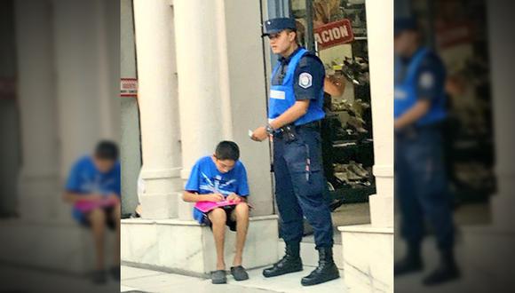 La generosa acción de este agente de policía que ayudó a un niño con sus tareas ha conmovido a los usuarios de Facebook en Argentina.
