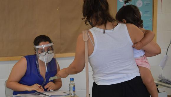 Una mujer con un niño vota en un colegio electoral en Sao Paulo durante las elecciones municipales de Brasil. (Foto de Nelson ALMEIDA / AFP).