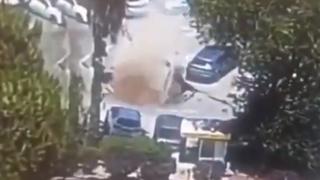 Enorme socavón aparece en centro médico de Jerusalén y se traga varios autos | VIDEO