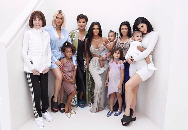 Es el cuarto hijo de la pareja y llegó mediante un vientre de alquiler. Aún se desconoce el nombre del hijo de Kim Kardashian y Kanye West.  (Foto: Instagram)