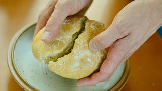 ¿Por qué debes evitar el pan blanco y con qué alimentos puedes reemplazarlo?
