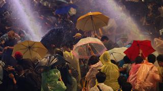 Tailandia: Policía en Bangkok usa cañones de agua para dispersar a los manifestantes | FOTOS
