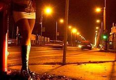 Insólito castigo de policías rusos a prostitutas y sus clientes