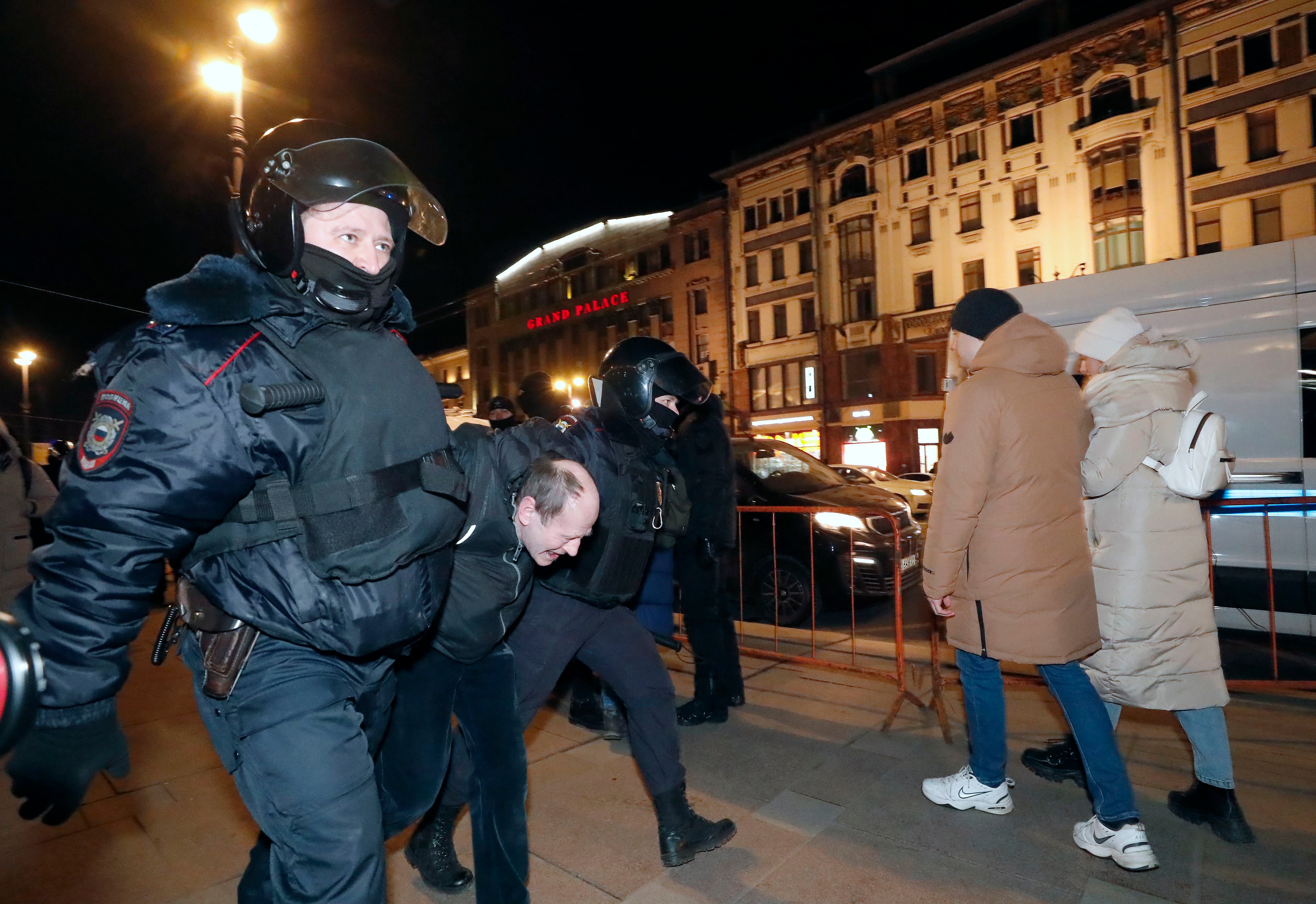 Russian police officers detain a protester during a demonstration against the entry of Russian troops into Ukraine in Saint Petersburg, Russia.  (Photo: EFE/EPA/ANATOLY MALTSEV).