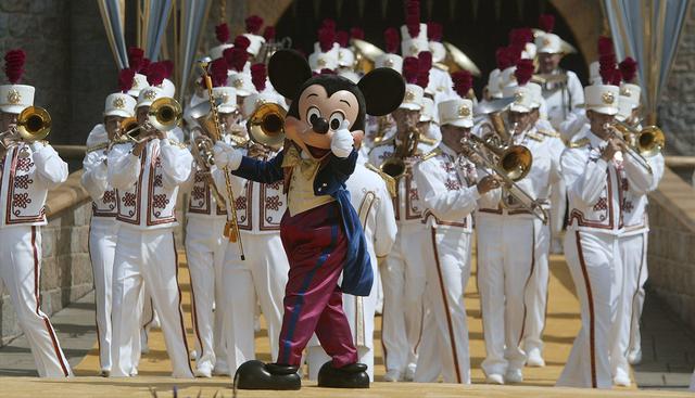 17/7/2005. El famoso ratón Mickey Mouse dirige una banda de música en Disneyland, Anaheim como parte de las celebraciones por el 50º aniversario de Disneyland. (Brendan Mcdermid / EFE)