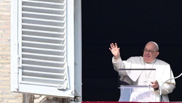 El papa Francisco saluda desde la ventana del palacio apostólico con vista a la plaza de San Pedro durante la oración del Ángelus el 14 de enero de 2024 en el Vaticano. (Foto de Tiziana FABI / AFP)