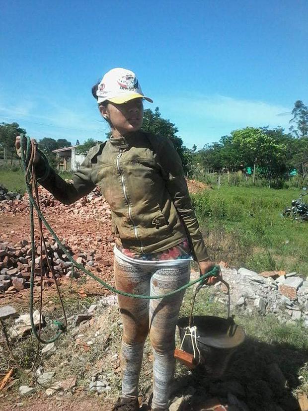 Magali trabajando en una construcción para costear sus estudios. (Foto: Magali Giménez Bogarin)