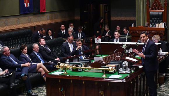 El parlamentario independiente de Nueva Gales del Sur, Alex Greenwich, habla durante la aprobación de la Ley de Reforma de la Ley del Aborto enmendada en el Parlamento del Estado en Sydney. (EFE)
