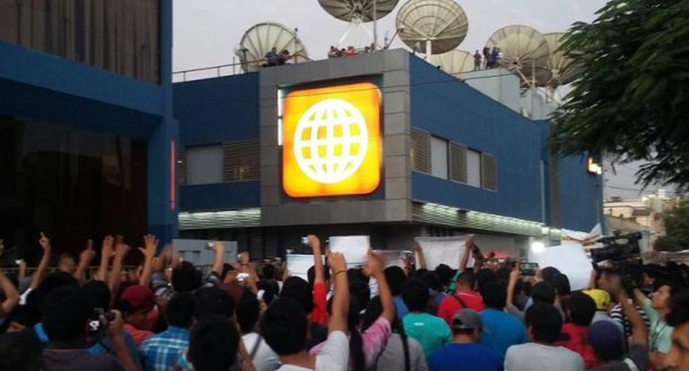 Manifestantes llegaron a los exteriores de América Noticias. (Foto: @xluis395)