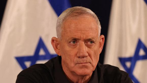 El ministro del gabinete israelí, Benny Gantz, asiste a una conferencia de prensa en la base militar de Kirya en Tel Aviv el 28 de octubre de 2023. (Foto de Abir SULTAN / POOL / AFP)