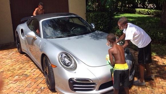Estrella de la NBA pone a sus hijos a limpiarle el carro