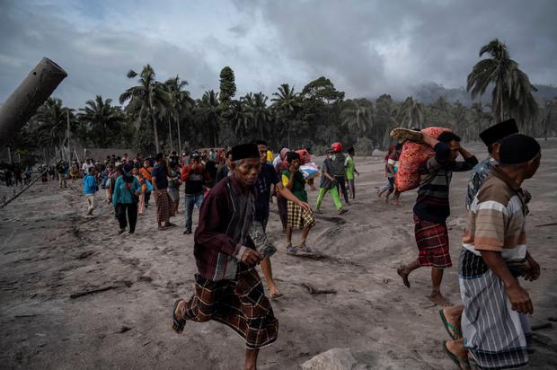 Los escapan de la erupción del volcán Semeru. (JUNI KRISWANTO / AFP).