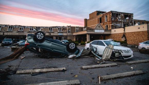 Vehículos y edificios dañados después de un tornado en Mayfield, Kentucky, EE.UU. (Foto: Liam Kennedy / Bloomberg).