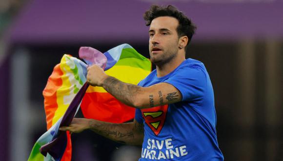 El italiano Mario Ferri entró a la cancha con una bandera LGBTQ+  durante el partido Portugal-Uruguay por el Mundial Qatar 2022. (IMPAR ANDERSEN / AFP).