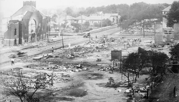 Una vista panorámica de cómo fueron arrasadas las casas, negocios e iglesias de Greenwood, en Tulsa, Oklahoma, el 31 de mayo de 1921. Los inmuebles de las 35 cuadras de este barrio fueron incendiados y destruidos por una turba de hombres blancos. Los afroamericanos que sobrevivieron fueron enviados a campos de refugiados. AFP