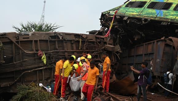 Los equipos de rescate llevan el cuerpo de una víctima recuperada de los restos de un vagón en el lugar del accidente de una colisión de tres trenes cerca de Balasore, a unos 200 km (125 millas) de la capital del estado, Bhubaneswar, en el estado oriental de Odisha. , el 3 de junio de 2023. (Foto de DIBYANGSHU SARKAR / AFP)