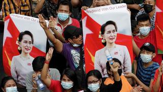 Militares de Myanmar cortan la Internet mientras miles protestan contra el golpe de Estado