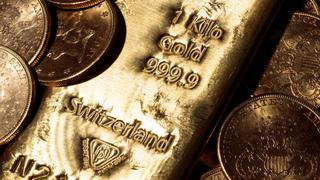 Oro cae en estrecho rango cerca de US$1.800 por dudas sobre recorte de estímulos