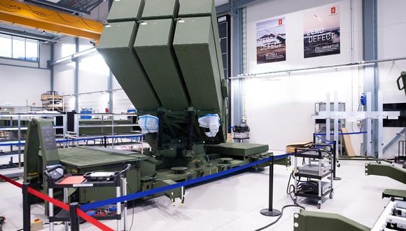 Un lanzador de misiles tierra-aire NASAMS se ve en producción en la línea de montaje de la fábrica de armas Kongsberg Defense & Aerospace en Kongsberg, Noruega, el 30 de enero de 2023. (Foto de Petter BERNTSEN / AFP)