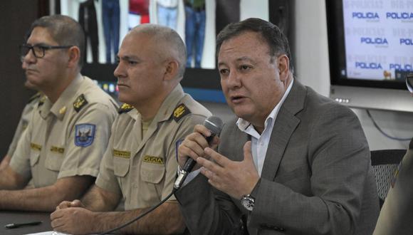 El ministro del Interior de Ecuador, Juan Zapata, entrega un informe sobre las detenciones realizadas hasta el momento por el asesinato en vísperas del candidato presidencial ecuatoriano Fernando Villavicencio, en la sede de la Policía en Quito, el 10 de agosto de 2023 (Foto: Rodrigo BUENDIA / AFP)