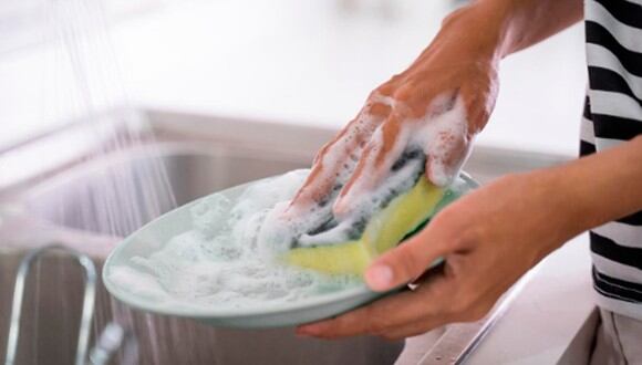 TRUCOS CASEROS | Evítalos a toda costa: los errores que cometes al lavar platos a mano. (Foto: @Freepick)