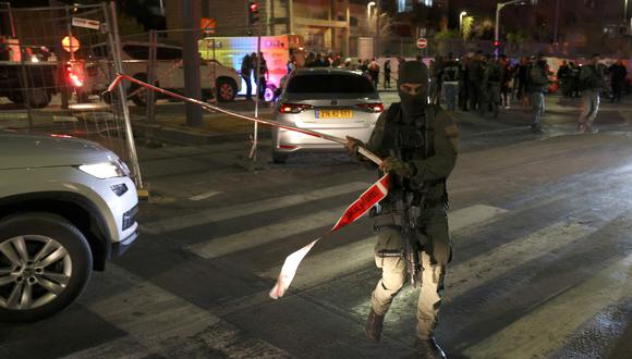 Las fuerzas de seguridad israelíes acordonan el sitio de un ataque reportado en un barrio de colonos del este de Jerusalén anexado por Israel (Foto: AHMAD GHARABLI / AFP)