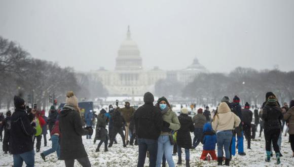 Personas con máscaras protectoras participan en una pelea de bolas de nieve a gran escala en el National Mall en Washington, DC, EE. UU. (Foto: Bonnie Cash / Bloomberg).