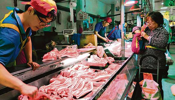 China es el primer productor y consumidor mundial de cerdo. El gobierno de Xi Jinping ha aprobado hasta 17 medidas para incentivar el negocio en estas horas difíciles. (Foto: AP).