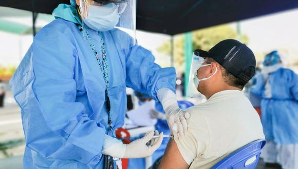 El ministro de Salud, Hernando Cevallos, remarcó que, tras la llegada de más dosis, el objetivo es “recuperar el tiempo” en el proceso de inmunización y “descentralizar la vacunación”. (Foto: Minsa)