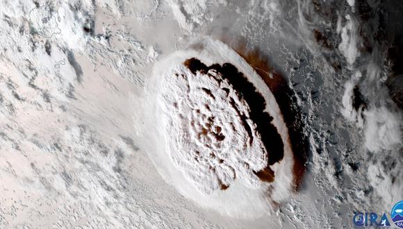 Imagen satelital de la erupción de un volcán submarino en Tonga. (EFE).