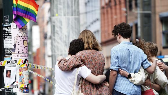 Un grupo de personas se reúne a llorar por el atentado cometido en contra del London Pub, en Oslo. EFE