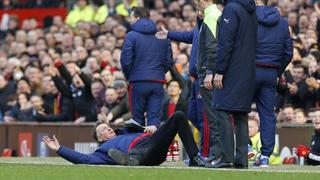 Van Gaal se desplomó para reclamar una jugada [VIDEO]