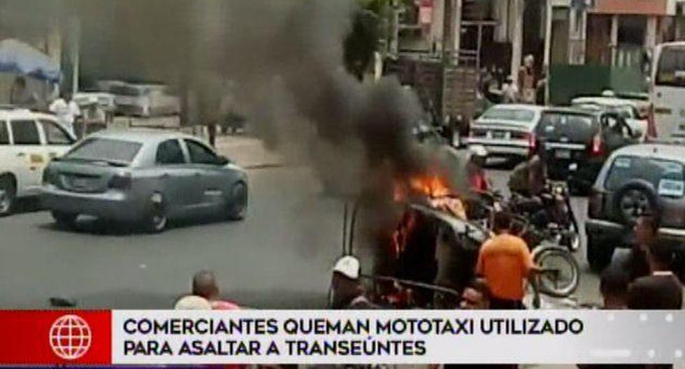 Grupo de personas queman mototaxi que delincuentes usaban para asaltar transeúntes (Captura: América Noticias)